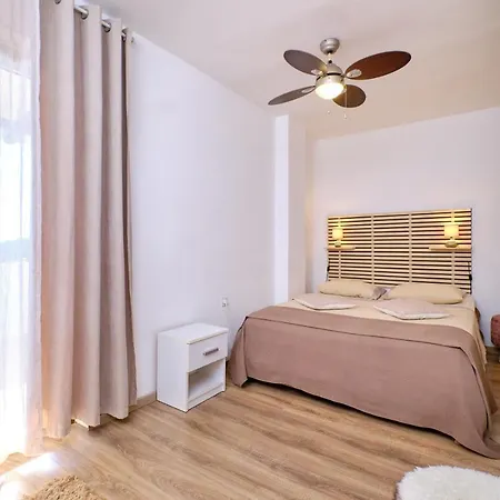 Amazing House, 20 M From The Beach, 80 M2 * Мартиншчица