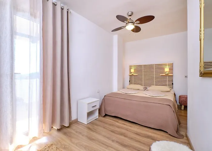 Amazing House, 20 M From The Beach, 80 M2 * Martinšćica
