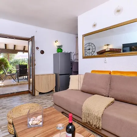 Amazing House, 20 M From The Beach, 80 M2 Martinšćica